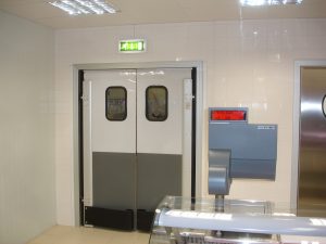 Pendeldörrar med siktruta.