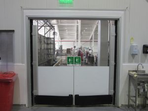 Transparenta pendeldörrar för god sikt för mötande trafik. 