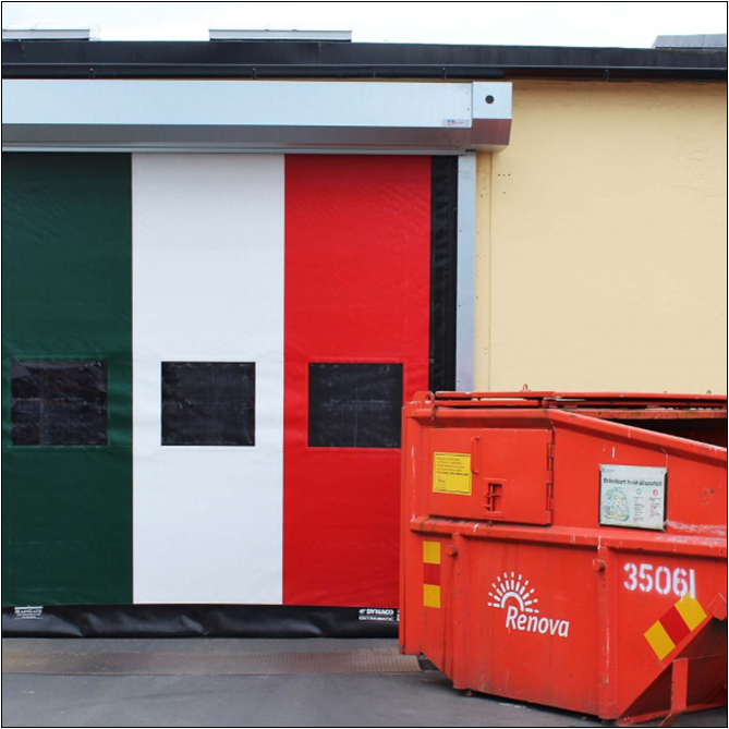 Rullport utomhus med tryck av italienska flaggan.